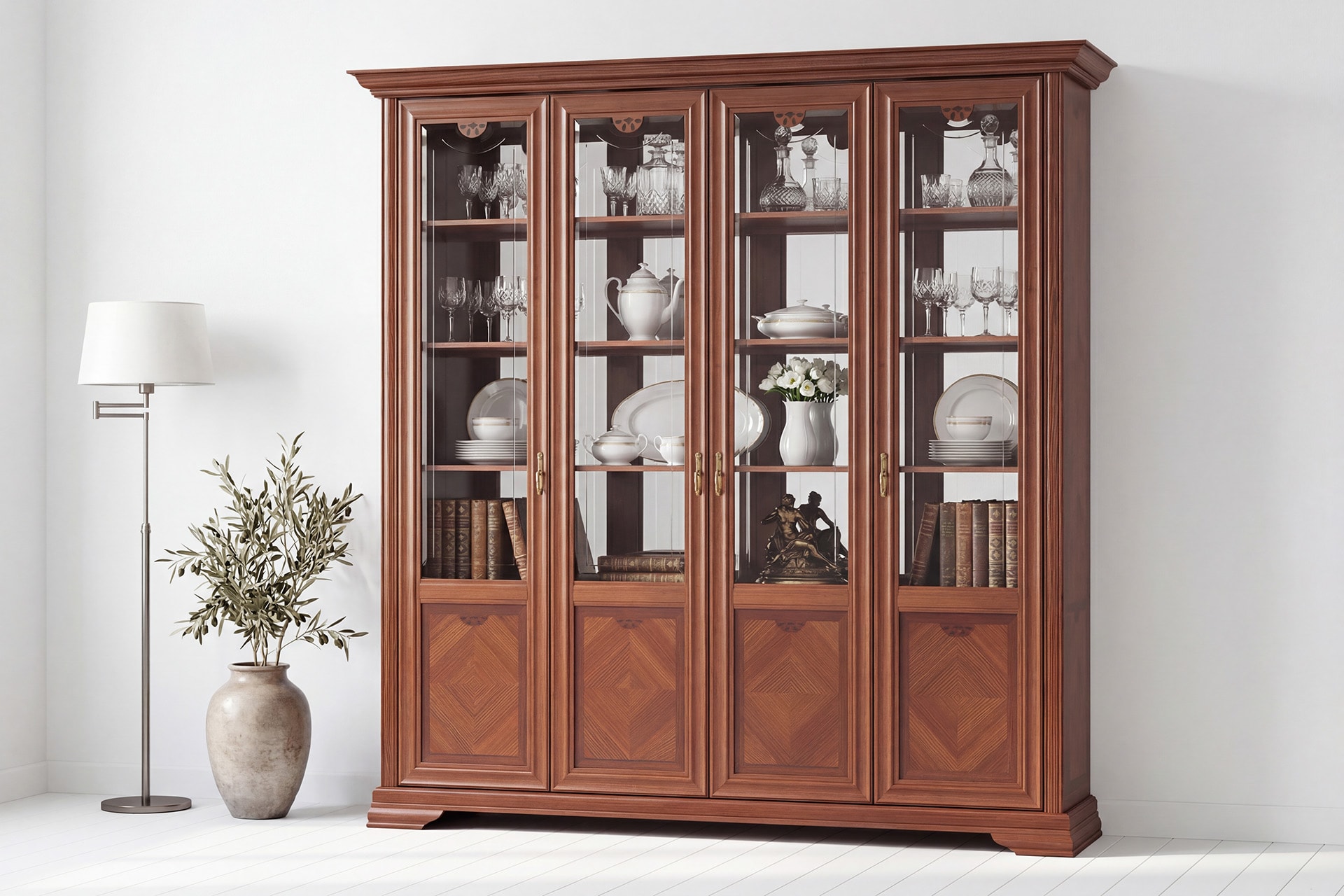 Stylowa biblioteka z klasycznej kolekcji mebli litych jesionowych Milano, 4-drzwiowa, szyba fazowana, z dekoracyjną intarsją na frontach i bokach, z włoskimi mosiężnymi uchwytami, kolor koniak