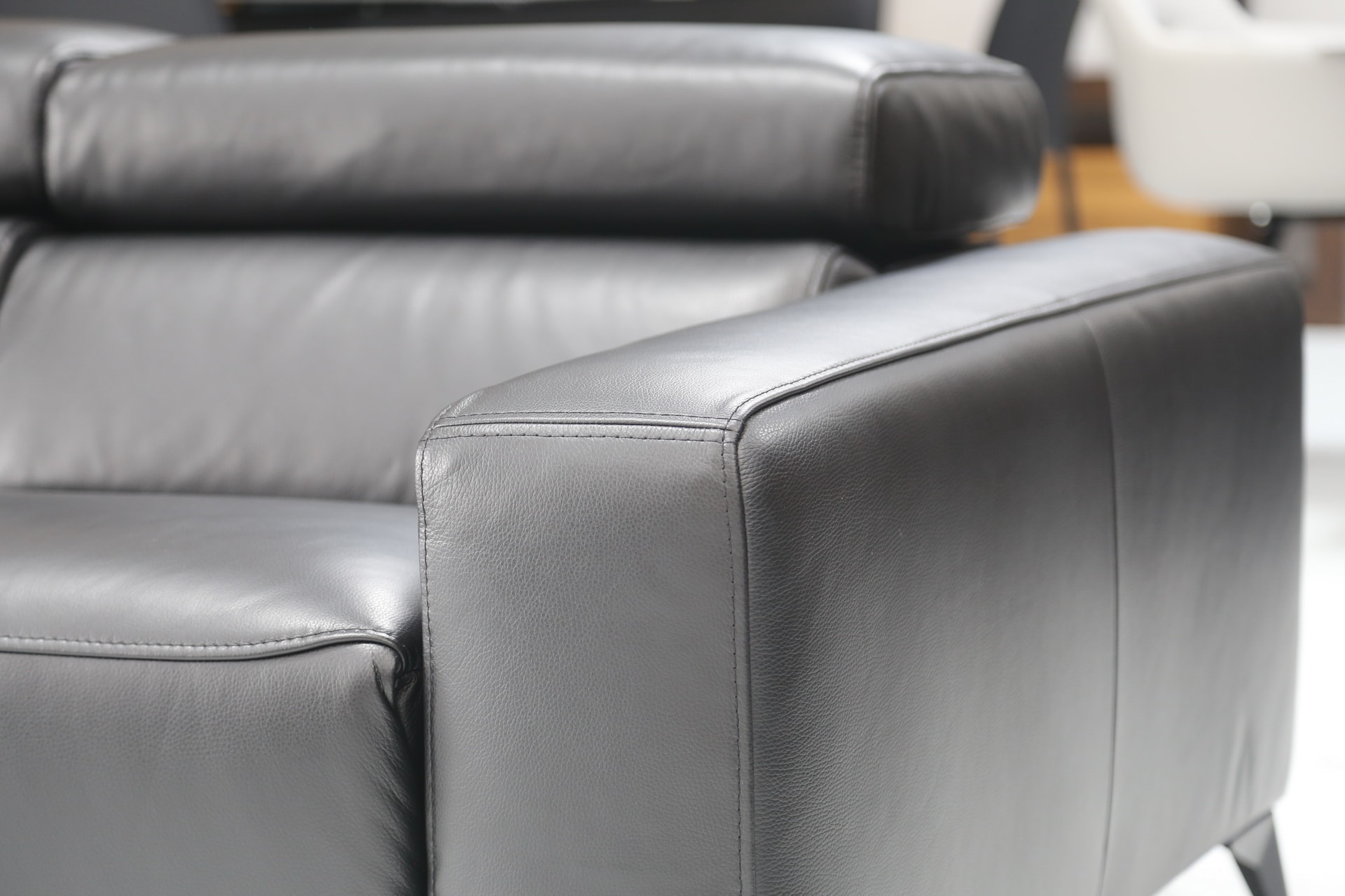 sofa na wysokich nogach