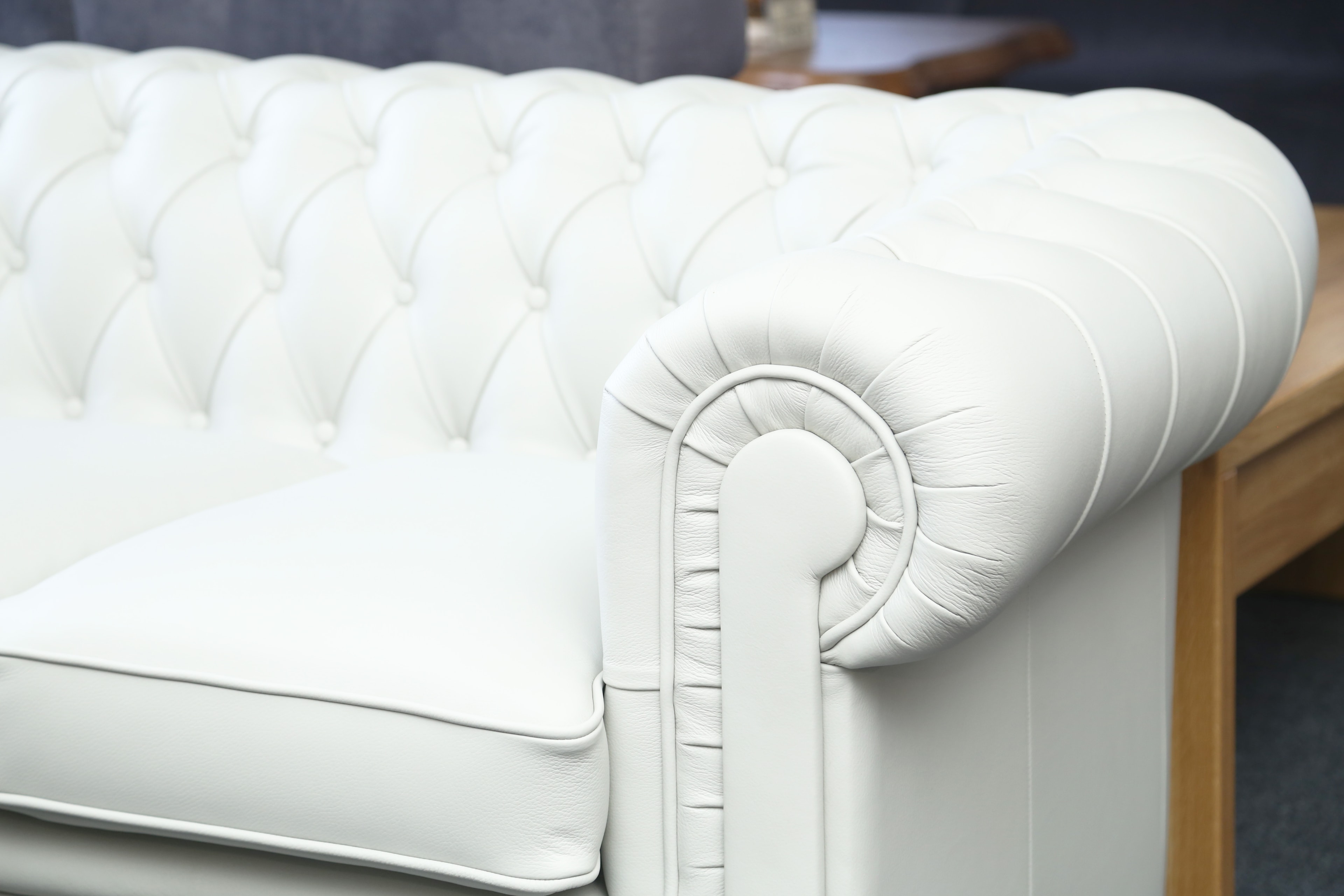 Klasyczny wypoczynek skórzany Chesterfield w salonie mebli AMRes w Rzeszowie