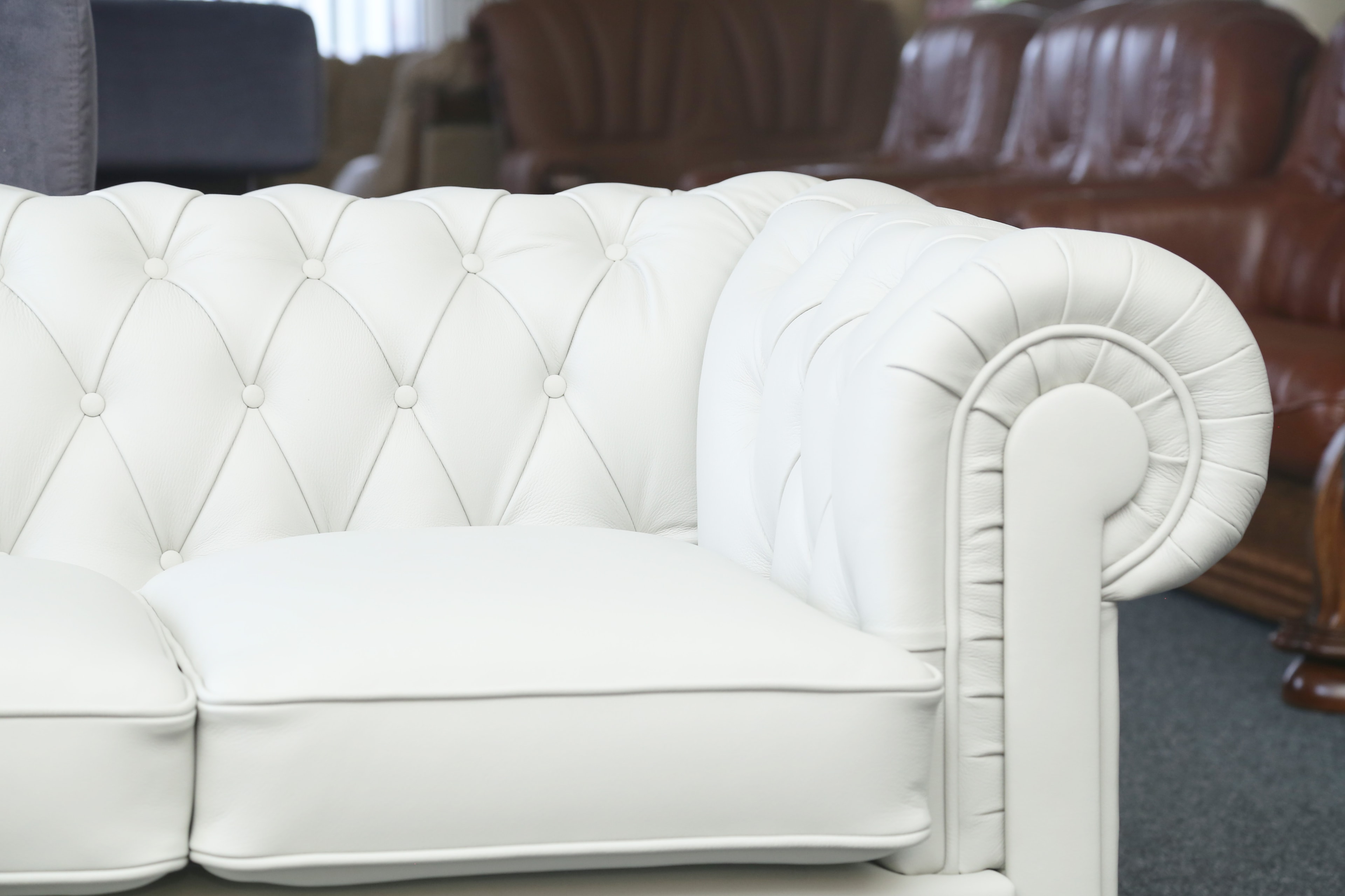 Klasyczny wypoczynek skórzany Chesterfield w salonie mebli w Rzeszowie