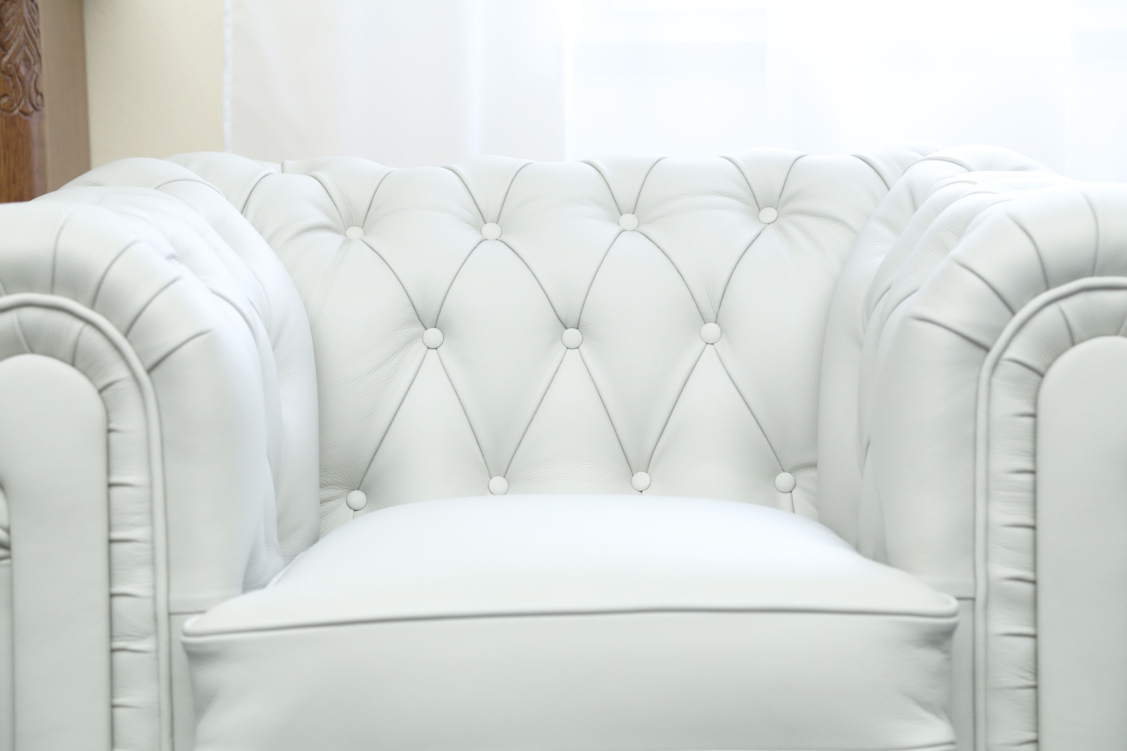 Klasyczny wypoczynek skórzany Chesterfield w salonie mebli AMRes Rzeszów